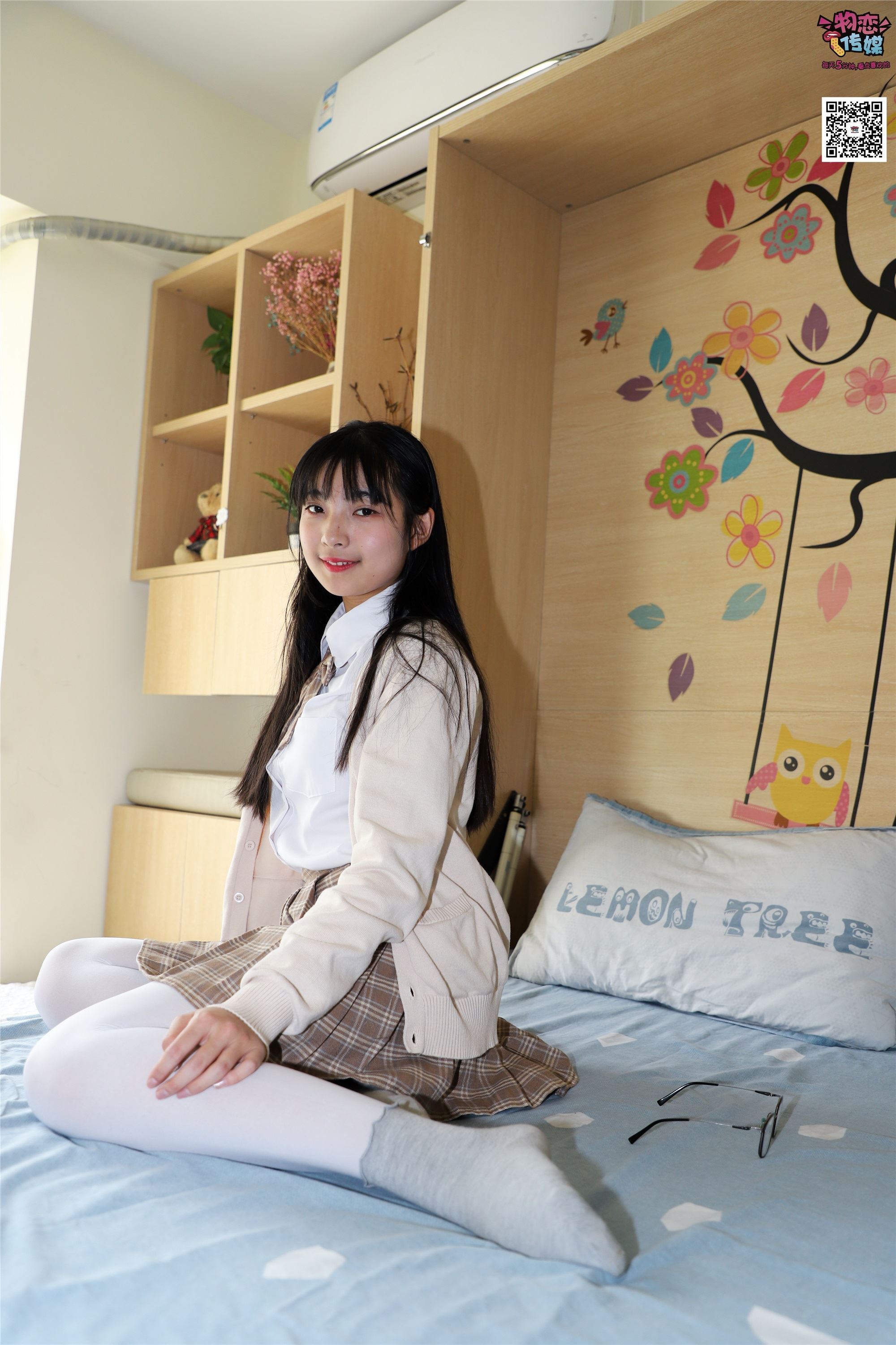 物恋传媒 No.005 JK制服高中小姐姐，棉袜加丝袜